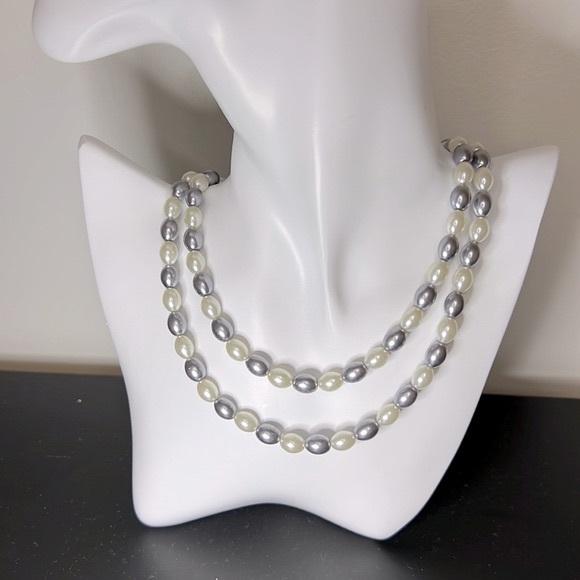 Handmade Mother of Pearl necklace. Grey and white color. - Picture 2 of 5